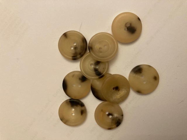 Real Horn 2 Hole Button 30L/19mm Col 7LT LIGHT MOTTLED FAWN